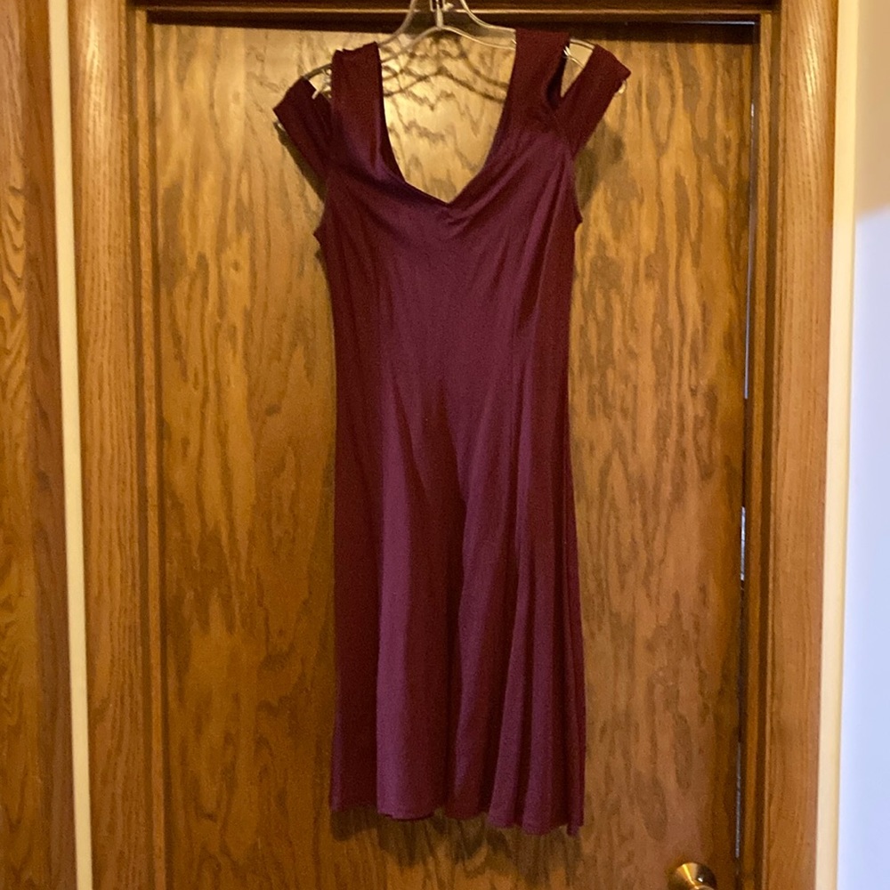 Insnova maroon sleeveless dress with cold shoulder. Size S
